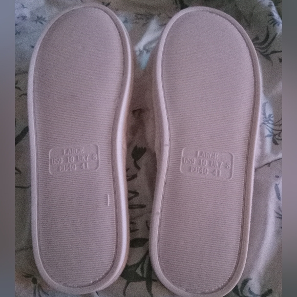 Light Pink Fuzzy Woman's House Slippers NWTs Barbie Pink - Picture 3 of 9